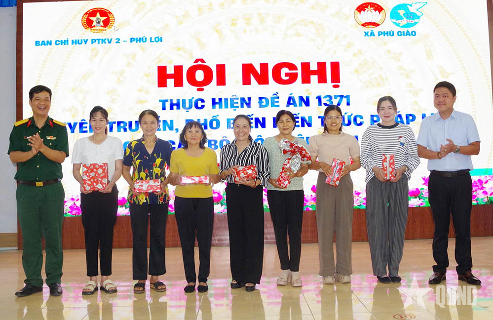 Bộ đội tuyên truyền pháp luật, phòng ngừa tội phạm công nghệ cao cho phụ nữ địa phương